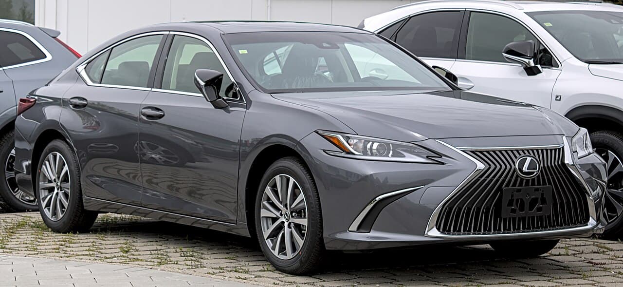 Lexus ES model photograph